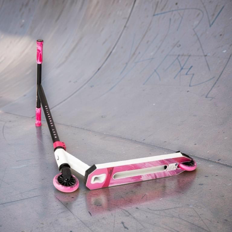 Freestyle koloběžka NKD Next Generation, White-Pink lifestyle 2